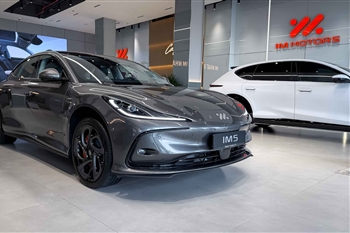 عکس از نمای ظاهری IM 5 از زاویه سه رخ جلو راست