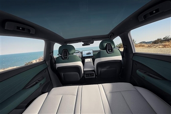 عکس از داخل کابین و ردیف عقب نیسان N7