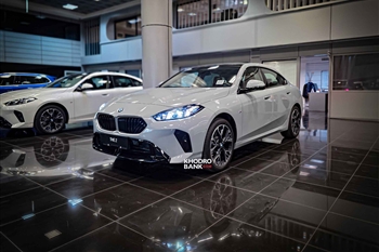 تصویر نمای ظاهری خودرو بی ام و 225L M Sport از زاویه سه رخ جلو چپ