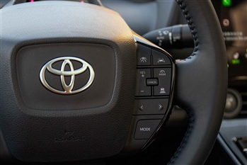 عکس از جزئیات طراحی فرمان ماشین تویوتا BZ4X