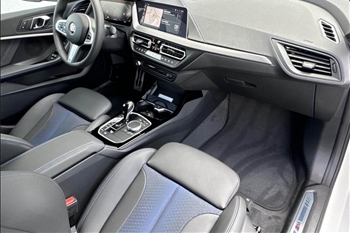 عکس از فضای پای سرنشین جلو در خودرو BMW 225L