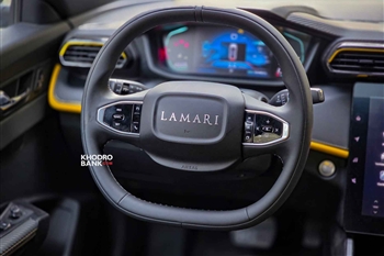 تصویر نمای بسته از طراحی فرمان و امکانات آن در ماشین لاماری اکو