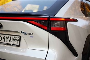 تصویر نمای بسته از طراحی چراغ های عقب به هم پیوسته در خودرو تویوتا BZ4X