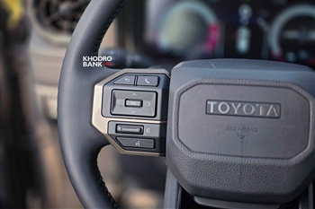 تصویر بسته از جزئیات طراحی فرمان در تویوتا پرادو 2025