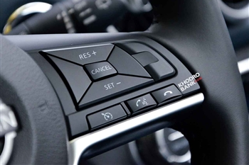 عکس نمای بسته از کلیدهای کنترلی روی فرمان نیسان قشقایی آنر