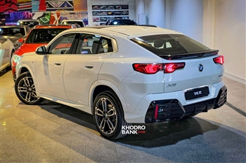 تصویر نمای ظاهری ماشین BMW X2 از زاویه سه رخ عقب چپ