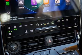 تصویر از جزئیات طراحی و امکانات در کابین خودرو تویوتا BZ4X