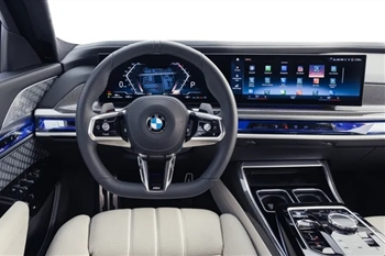 تصویر کلی از فضای داخل کابین BMW 735i