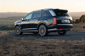 نمای سه رخ عقب ماشین پالیسید