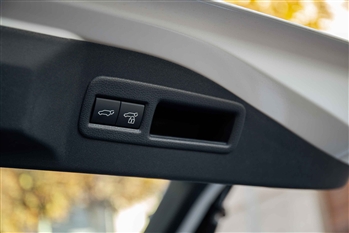 عکس از کلیدهای صندوق برقی در ماشین تویوتا BZ4X