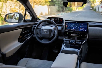 تصویر از جزئیات طراحی و امکانات در کابین خودرو تویوتا BZ4X