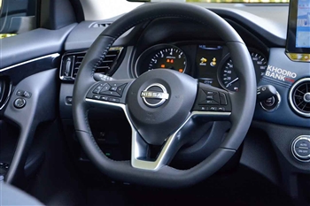 تصویر نمای بسته از طراحی فرمان در خودرو نیسان قشقایی آنر