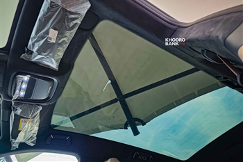 تصویر سقف شیشه ای از داخل کابین ایکس پنگ جی 9