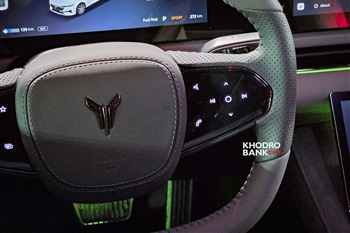 عکس نمای بسته از طراحی فرمان و دکمه های کنترلی آن در وویا پشن