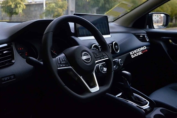 تصویر از فضای داخل کابین با نگاهی به طراحی فرمان در نیسان قشقایی آنر