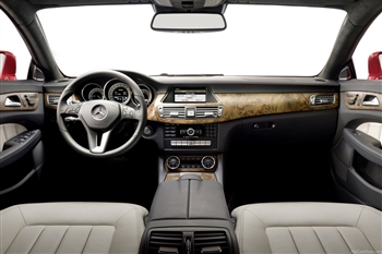 نمای کلی از داشبورد و تریم داخلی خودرو مرسدس بنز CLS 500  با کد W218