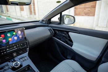 تصویر از جزئیات طراحی و امکانات در کابین خودرو تویوتا BZ4X