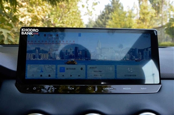 تصویر نمای بسته از طراحی سیستم مالتی مدیا و نمایشگر لمسی در ماشین نیسان قشقایی آنر