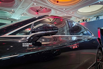 تصویر بسته از طراحی آینه های جانبی در خودرو وویا پشن