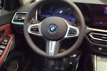 تصویر نمای بسته از طراحی فرمان خودرو BMW i3 eDrive 40L