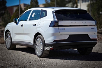 تصویر نمای ظاهری خودرو ولوو XC70 از زاویه سه رخ عقی چپ