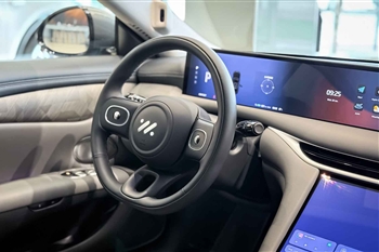 تصویر نمای بسته از فرمان در خودرو آی ام 5