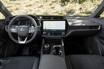 تصویر کلی داخل کابین ماشین لکسوس RZ300e