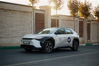 تصویر نمای خارجی از خودرو تویوتا BZ4X از زاویه سه رخ جلو چپ