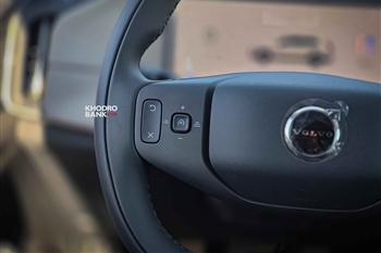 تصویر نمای بسته از کلیدهای روی فرمان خودرو ولوو XC70