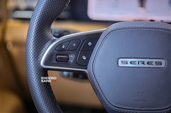 نمای بسته از جزئیات امکانات روی فرمان خودرو ارس HM5