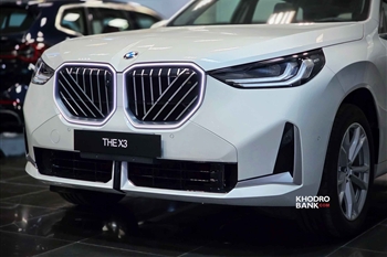 تصویر نمای بسته از طراحی بخش جلو BMW X3 xDrive 25L