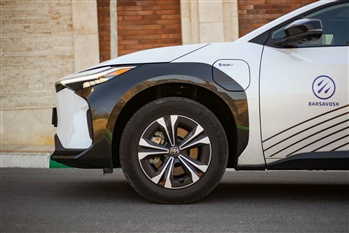 نمای بسته از قسمت جلو و طراحی رینگ تویوتا بی زد 4 ایکس