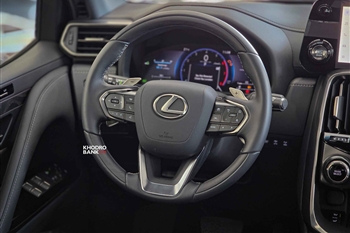 تصویر نمای بسته از طراحی فرمان داخل کابین لکسوس LX600