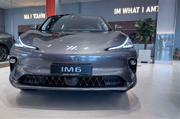 تصویر نمای ظاهری تمام رخ جلو از خودرو IM 6