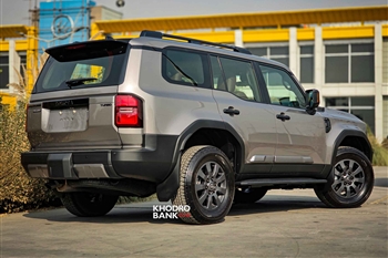 تصویر نمای ظاهری خودرو تویوتا پرادو J250 از زاویه سه رخ عقب راست