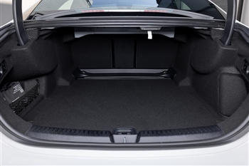 فضای صندوق عقب مرسدس بنز E200 جدید