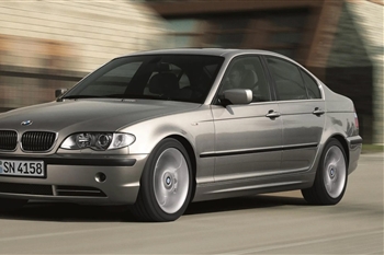 تصویر نمای بیرونی بی ام و 318i با کد اتاق E46