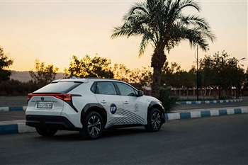 تصویر نمای خارجی از خودرو تویوتا BZ4X از زاویه سه رخ عقب راست