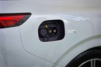 تصویر نمای بسته از درگاه و پورت شارژ خودرو برقی XPENG G9