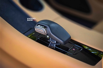 تصویر نمای بسته از سلکتور الکترونیکی دنده در خودرو ارس HM5