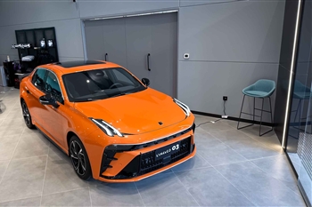 تصویر کلی از ماشین LYNK&CO 03 از نمای بالا