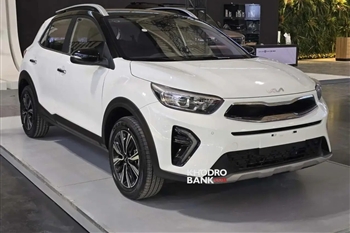 نمای سه رخ جلو ماشین استونیک