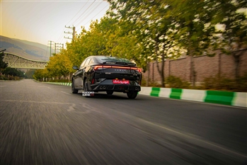 عکس از نمای عقب خودرو لاماری اکو در حال حرکت