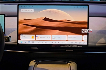 تصویر نمای بسته از نمایشگر لمسی در خودرو نیسان N7