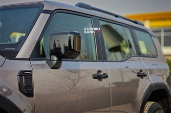 تصویر نمای بسته از طراحی آینه جانبی و شیشه های جانبی تویوتا پرادو J250