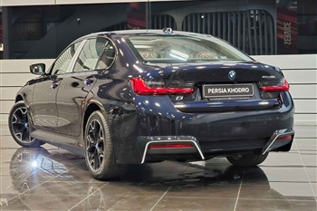 تصویر نمای ظاهری BMW i3 eDrive 40L از زاویه سه رخ عقب چپ