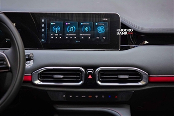 تصویر نمای بسته از جزئیات ظراحی نمایشگر مرکزی در خودرو تیسان S05