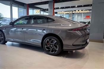 تصویر نمای جانبی از زاویه سه رخ عقب راست خودرو آی ام 5