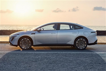 عکس از نمای جانبی خودرو سدان الکتریکی نیسان N7