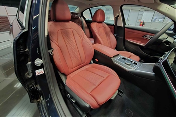 تصویر فضای ردیف جلو داخل کابین BMW i3 eDrive 40L